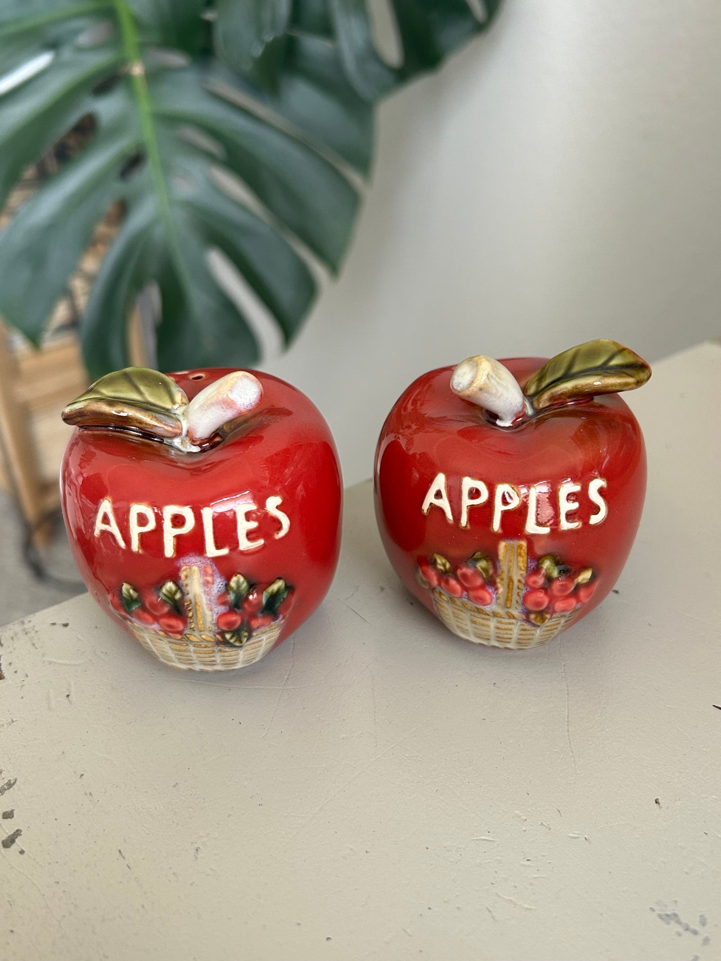 apple salt and pepper shakers