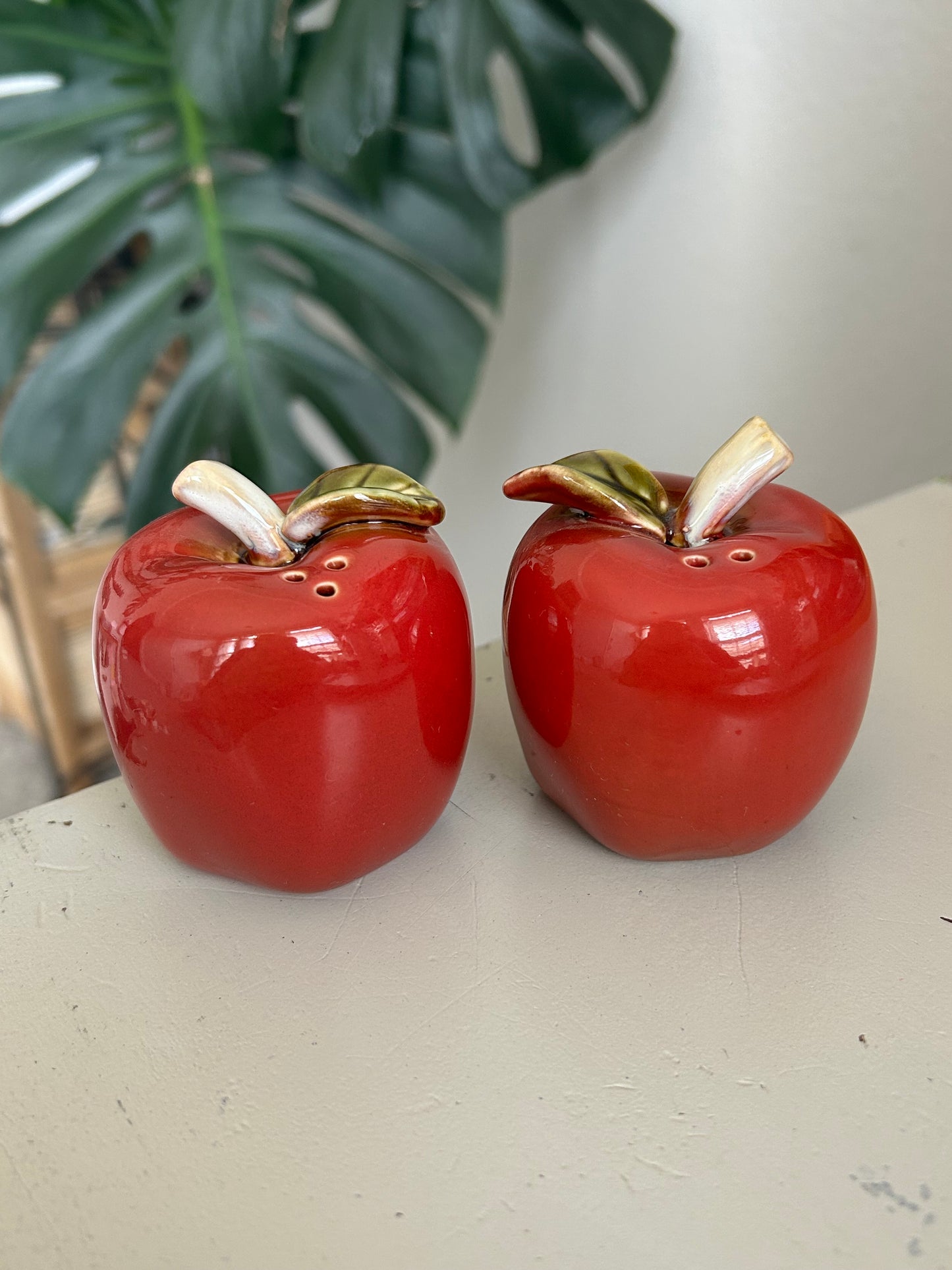 apple salt and pepper shakers
