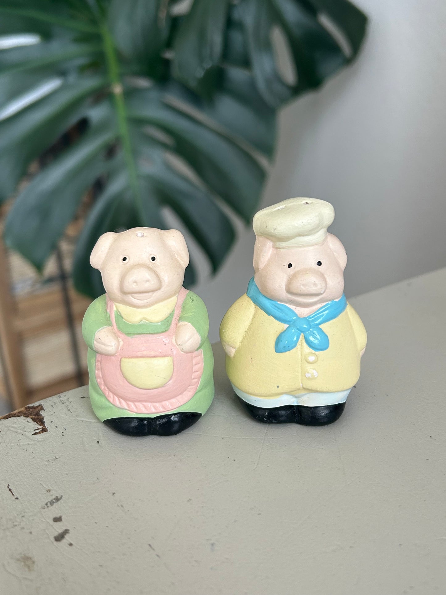 kitchen piglets salt and pepper shakers